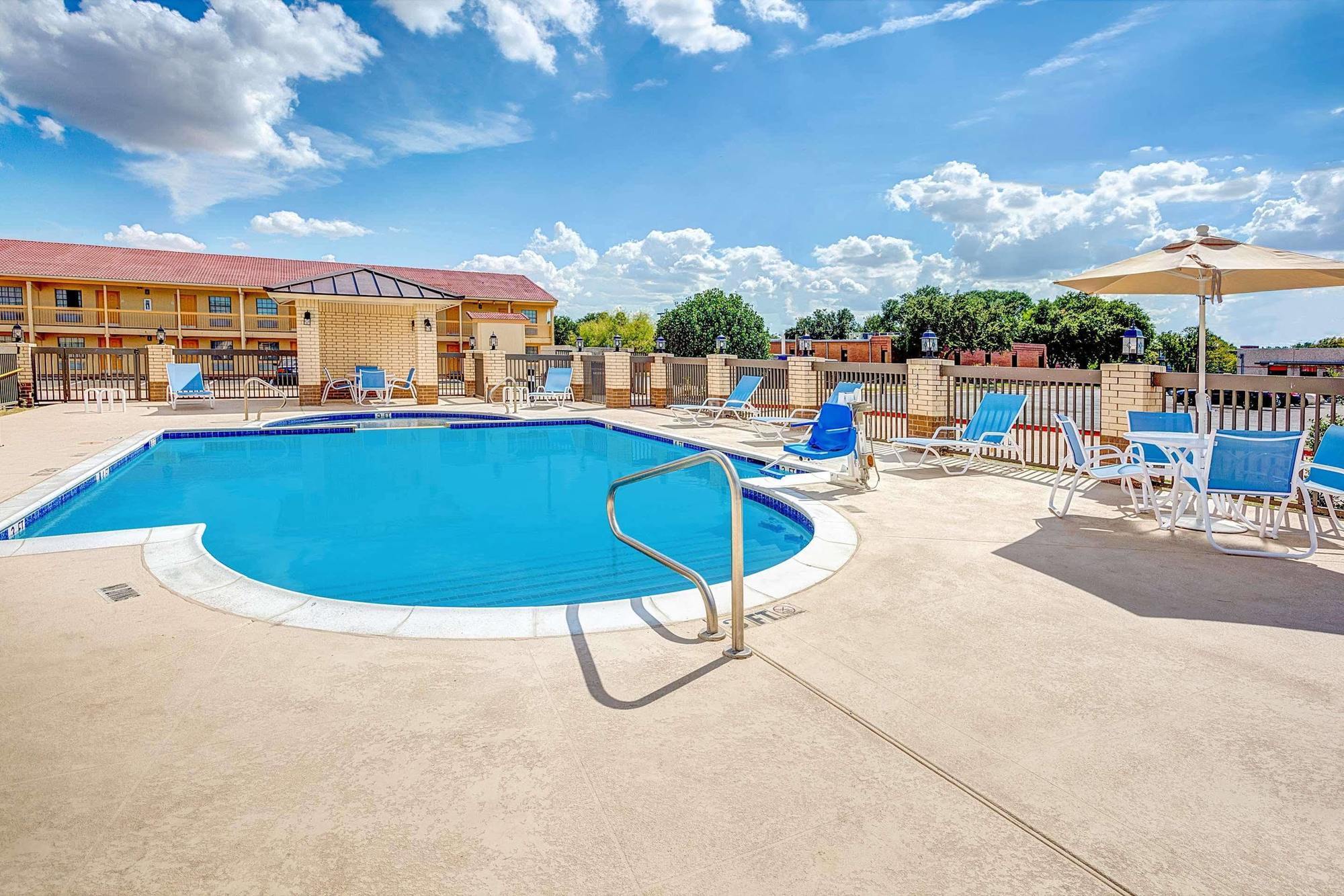 פרמרס בראנץ' Arya Inn & Suites מראה חיצוני תמונה